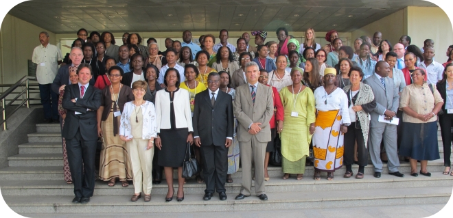 En la primera fila aparecen las siguientes personas (de derecha a izquierda): Eduardo Busquets. Embajador de España en Mozambique. Rosario Mualeia. Vice-Ministro de Turismo de Mozambique. Iolanda Cintura. Ministra de la Mujer y de Acción Social de Mozambique. Capitolina Díaz. Directora General para la Igualdad en el Empleo. Ministerio de Igualdad de España. Gabriel Viloria. Director de Turismo Solidario y Sostenible. Fundación Banesto. En la primera fila aparecen las siguientes personas (de derecha a izquierda): Eduardo Busquets. Embajador de España en Mozambique. Rosario Mualeia. Vice-Ministro de Turismo de Mozambique. Iolanda Cintura. Ministra de la Mujer y de Acción Social de Mozambique. Capitolina Díaz. Directora General para la Igualdad en el Empleo. Ministerio de Igualdad de España. Gabriel Viloria. Director de Turismo Solidario y Sostenible. Fundación Banesto.